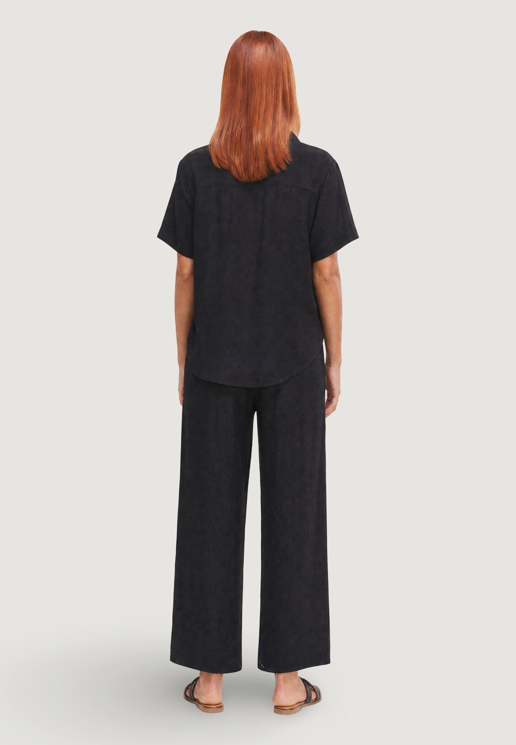 CAMICIA CRINKLE CON MANICA CORTA E FONDO STONDATO