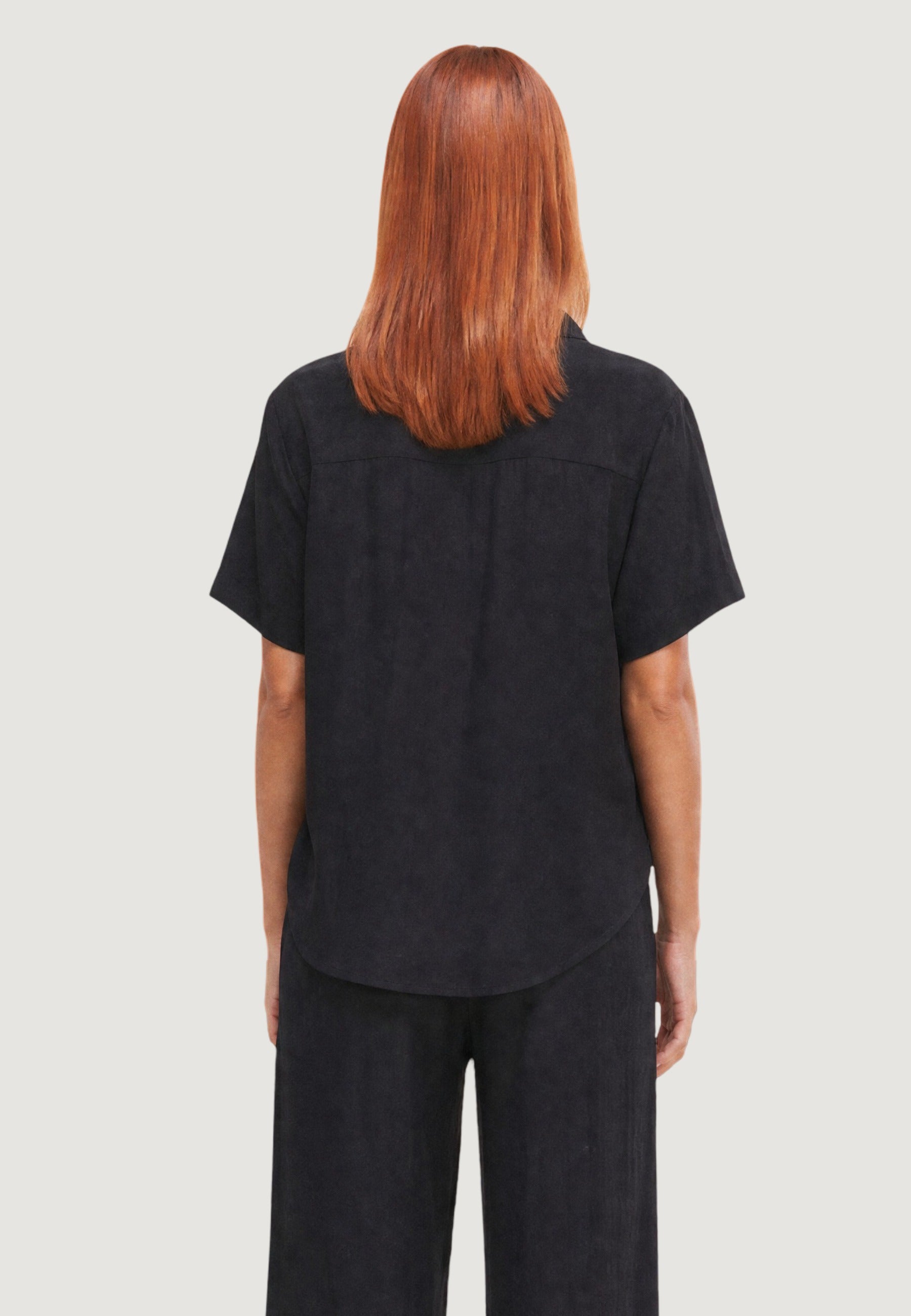 CAMICIA CRINKLE CON MANICA CORTA E FONDO STONDATO