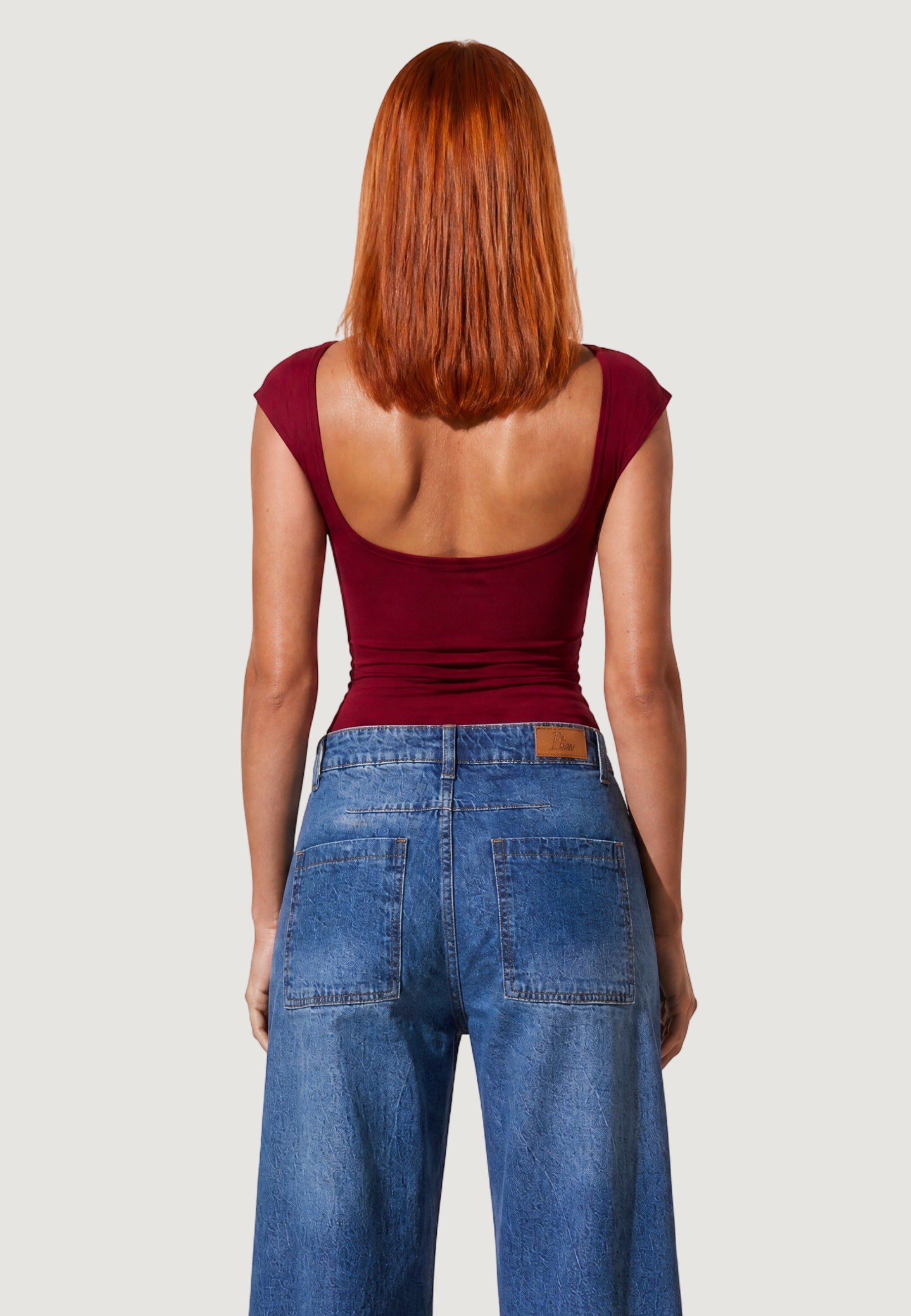 TOP CON SCOLLO DIETRO