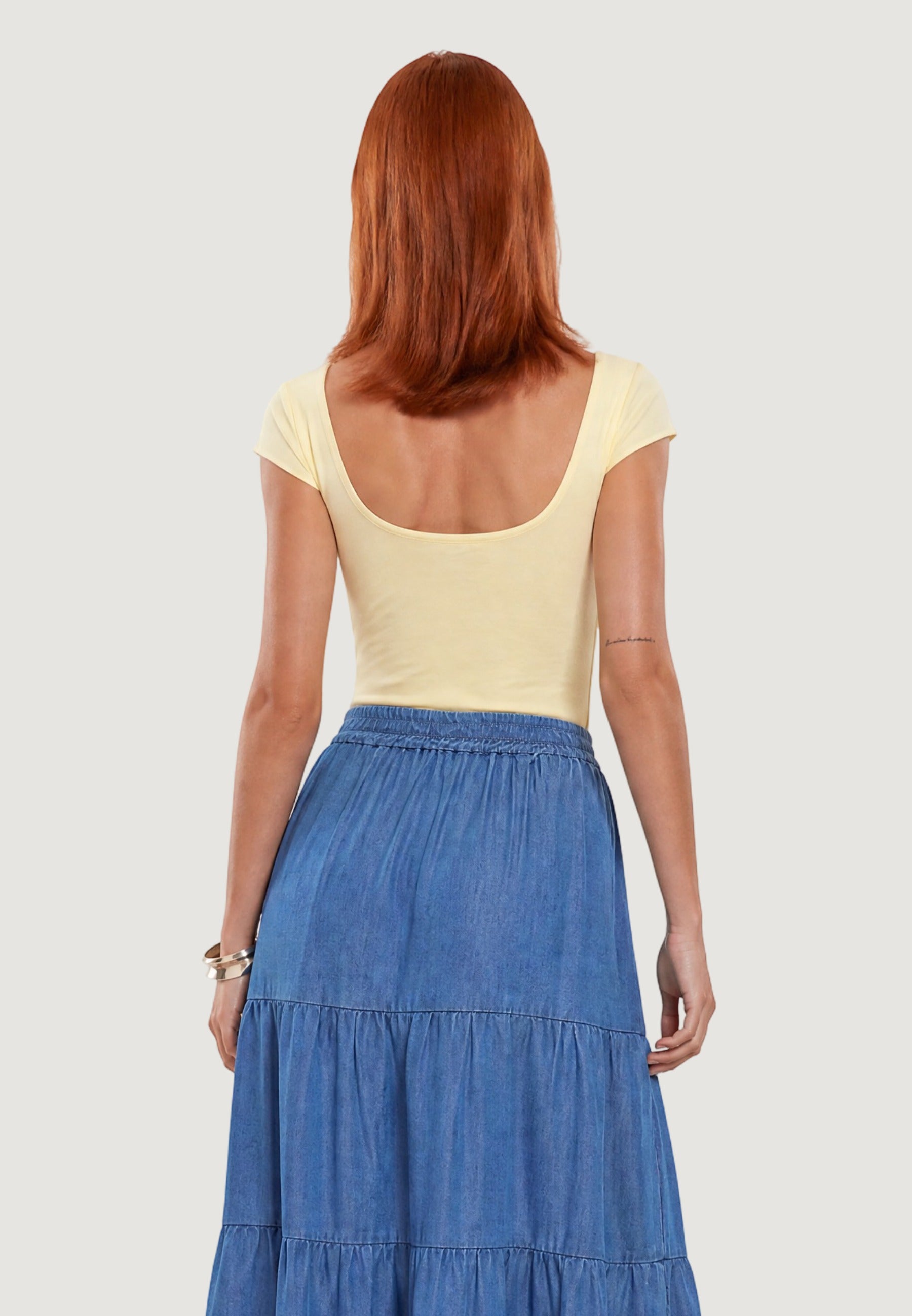TOP CON SCOLLO DIETRO